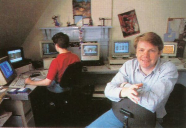 Membros fundadores da DMA Design reunidos no quarto onde programavam seus primeiros jogos em Dundee