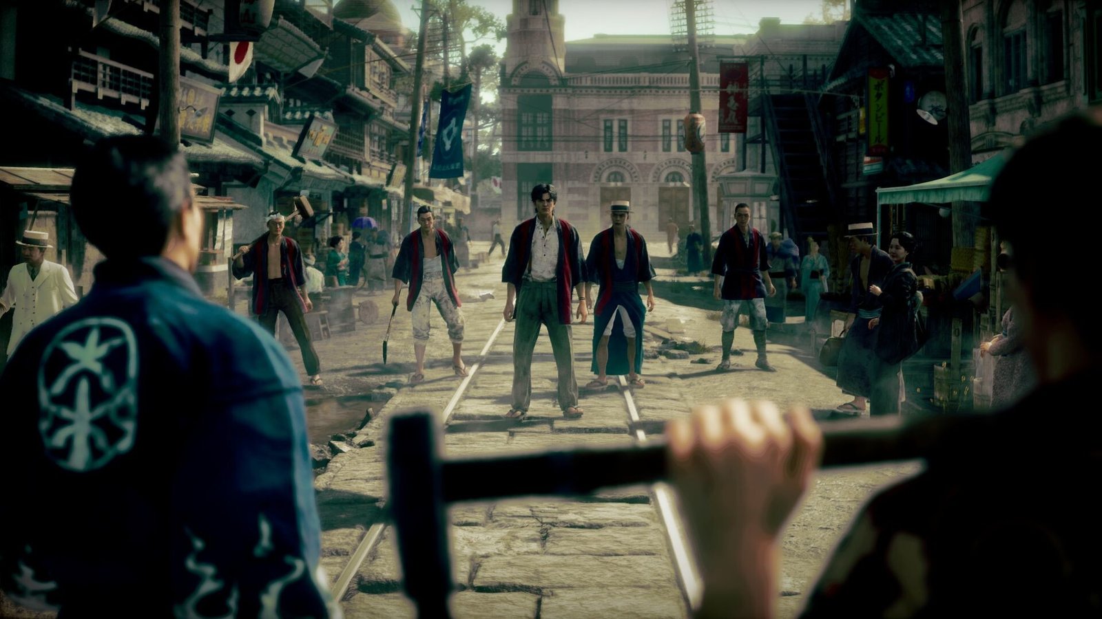 Cena cinematográfica de Stranger Than Heaven da SEGA e RGG Studio com estética histórica de época